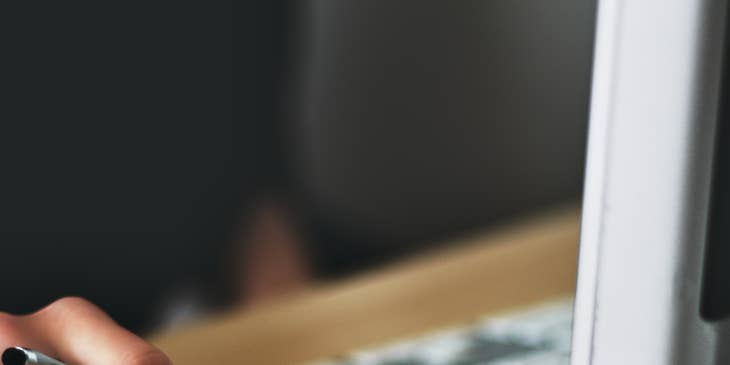 Una persona que escribe una carta de preaviso de dos semanas en su computadora.