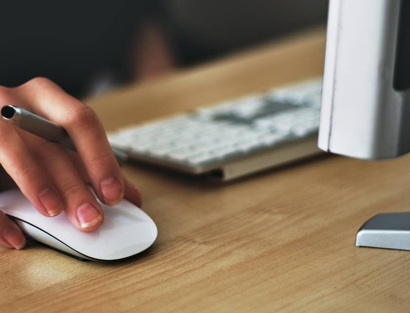Una persona que escribe una carta de preaviso de dos semanas en su computadora.