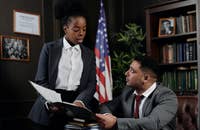 Un empleador entregándole una carta de despido laboral a su empleado.