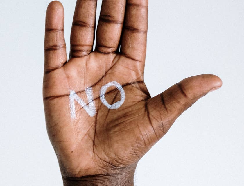 Una mano con la palabra "No" escrita en su palma.