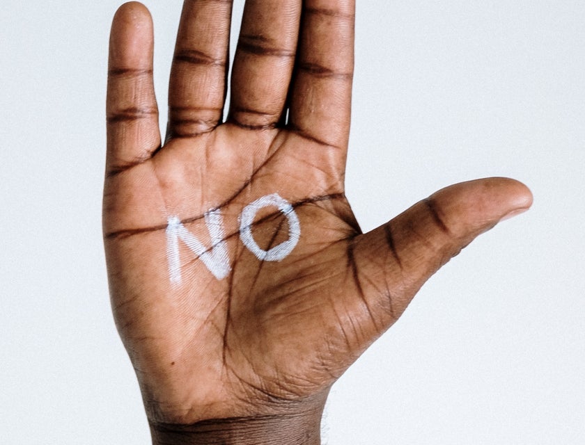 Una mano con la palabra "No" escrita en su palma.
