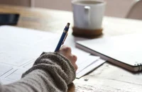 Una persona escribiendo una carta de referencia.