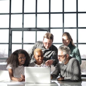 Escolha profissionais diversos para integrar o painel.