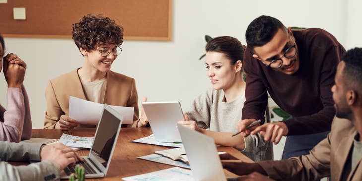 Un grupo de personas reunidas para crear una feria de trabajo en línea.