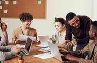 Un grupo de personas reunidas para crear una feria de trabajo en línea.