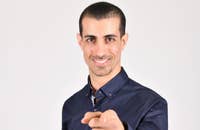 Un recruteur à son bureau se demandant comment diffuser une offre d'emploi.