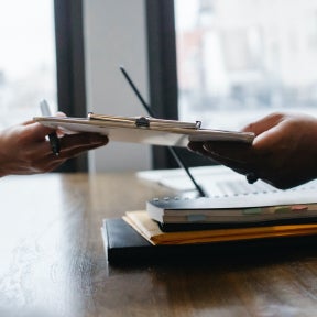 Compare notas de entrevistas.