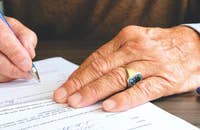 Un hombre firmando un acuerdo de confidencialidad.