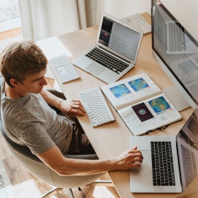 Configura herramientas de trabajo remotas.