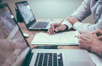 Un contador de la construcción mostrando un cálculo a un compañero.