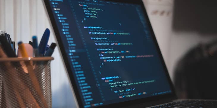 Un desarrollador de iOS trabajando en su computadora.