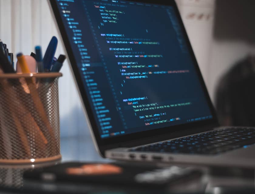 Un desarrollador de iOS trabajando en su computadora.