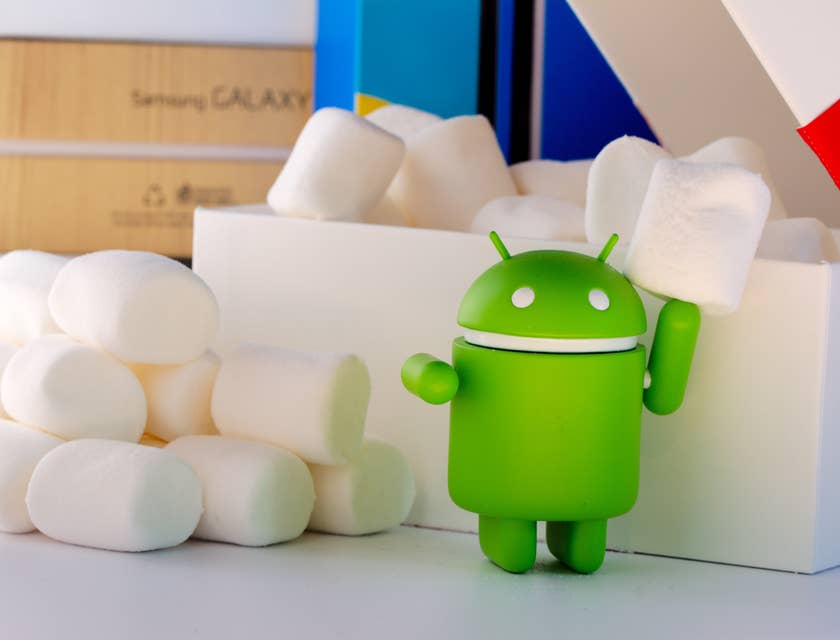 La mascota de la marca Android rodeada de malvaviscos.