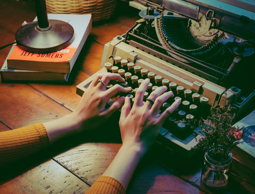 Mãos na máquina de escrever