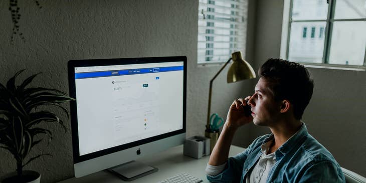 Un hombre leyendo un correo de agradecimiento por aplicar a un trabajo.
