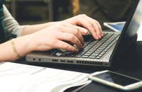 Una mujer redactando su correo electrónico de renuncia.