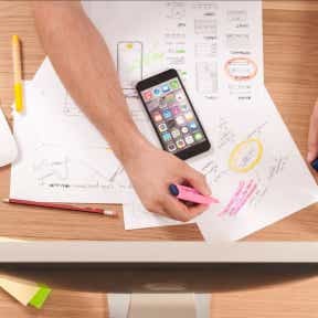 Crear una lista de tareas (quién, qué, cuándo).