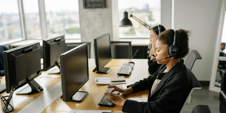 Customer support representatives currently on duty.