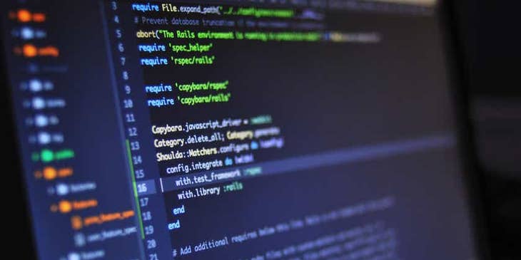 Base de datos con codificación SQL en una pantalla de ordenador.