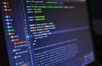 Base de datos con codificación SQL en una pantalla de ordenador.
