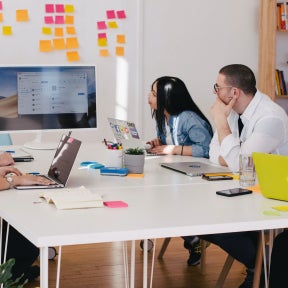 Desarrolla un plan de estudios de formación.