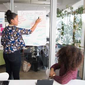 Desarrolla una estrategia y una línea del tiempo.