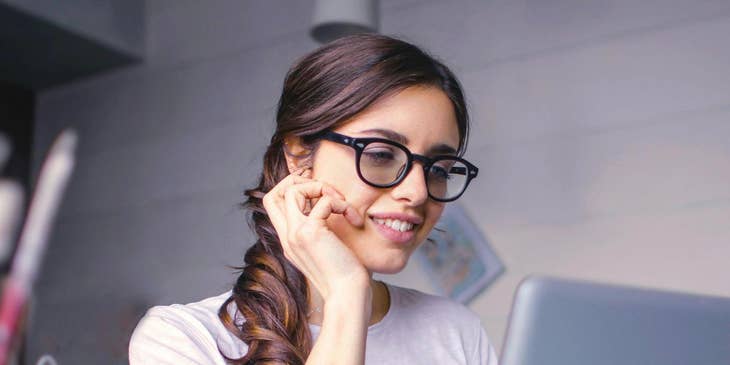 Una donna che lavora al pc.