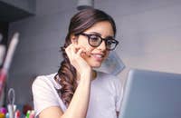 Una donna che lavora al pc.