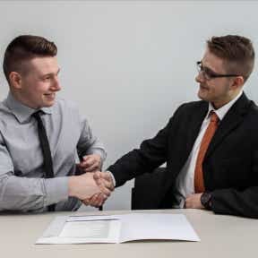 Destaca momentos y reconocimientos clave de tu carrera profesional.