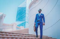 Un hombre en un traje azul siendo el director ejecutivo de una empresa.
