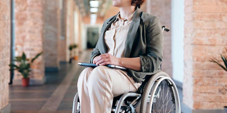 Persona con discapacidad en una oficina de trabajo.
