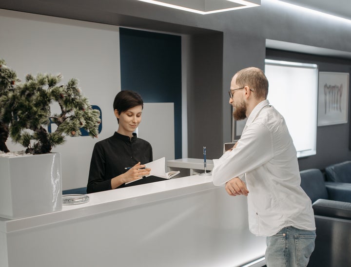 Dónde encontrar recepcionistas