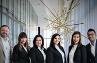 Un gruppo di dipendenti in abiti da lavoro.