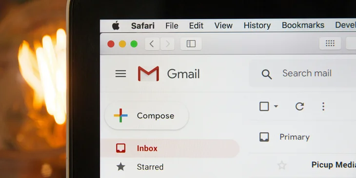 Une boîte de réception e-mail affichée sur l’écran d’un ordinateur portable.
