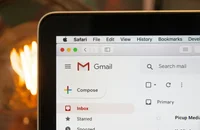 Une boîte de réception e-mail affichée sur l’écran d’un ordinateur portable.