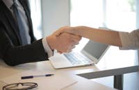 Homem e mulher se cumprimentando após um processo de contratação.