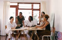 Um grupo de funcionários conversando.