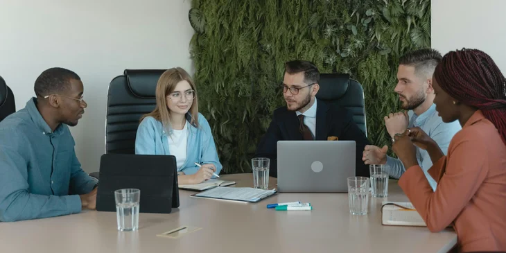 Reunión de administradores para evaluar a los empleados.