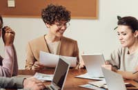 Funcionários em uma sala de reunião.