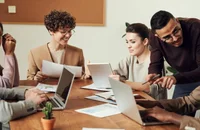 Un grupo de empleados creando una serie de estrategias de retención de personal.