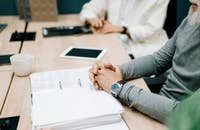 Hombre con una carpeta llena de formularios.