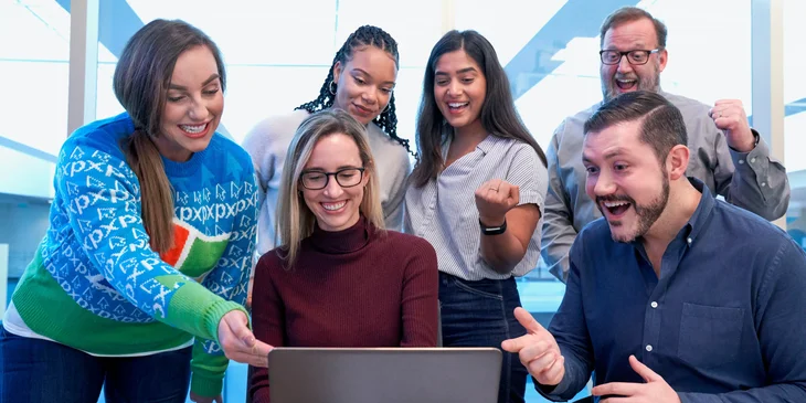 Un equipo de personas colaborando en una reunión acerca de la marca de empleador.