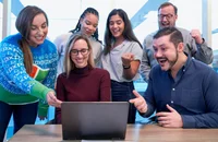 Un equipo de personas colaborando en una reunión acerca de la marca de empleador.