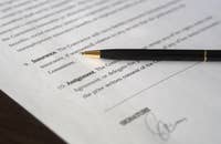 Pluma sobre un contrato de trabajo.