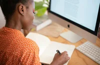 Una mujer trabajando en una carta de verificación de empleo.