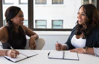 Un empleador realizándole una encuesta de satisfacción a su empleado.