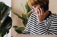 Una empleadora que realiza una entrevista de preselección por teléfono.