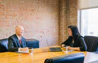 Una entrevista estructurada tomando lugar.