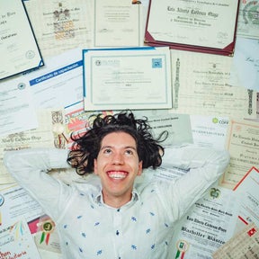 Enumera los certificados pertinentes.