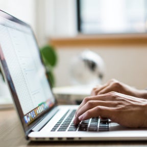Envía un correo electrónico para programar una llamada.